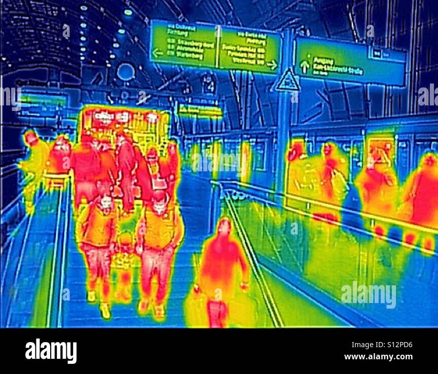 Immagine termica di persone in una stazione ferroviaria - Immagine stock catturata con smartphone
