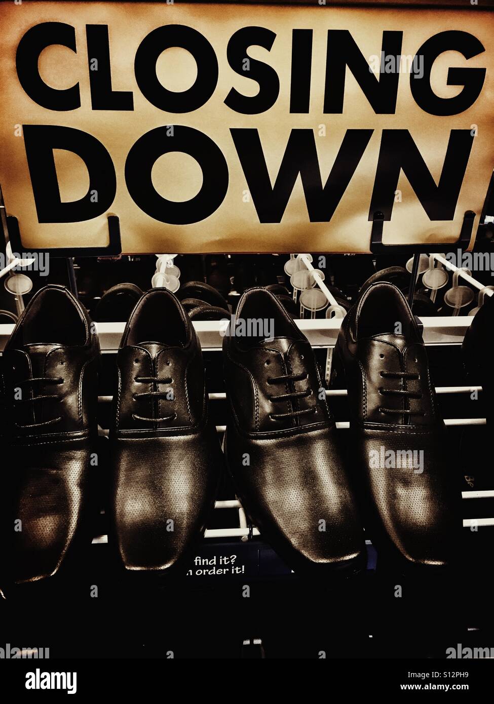 Chiusura negozio di scarpe - Immagine stock catturata con smartphone