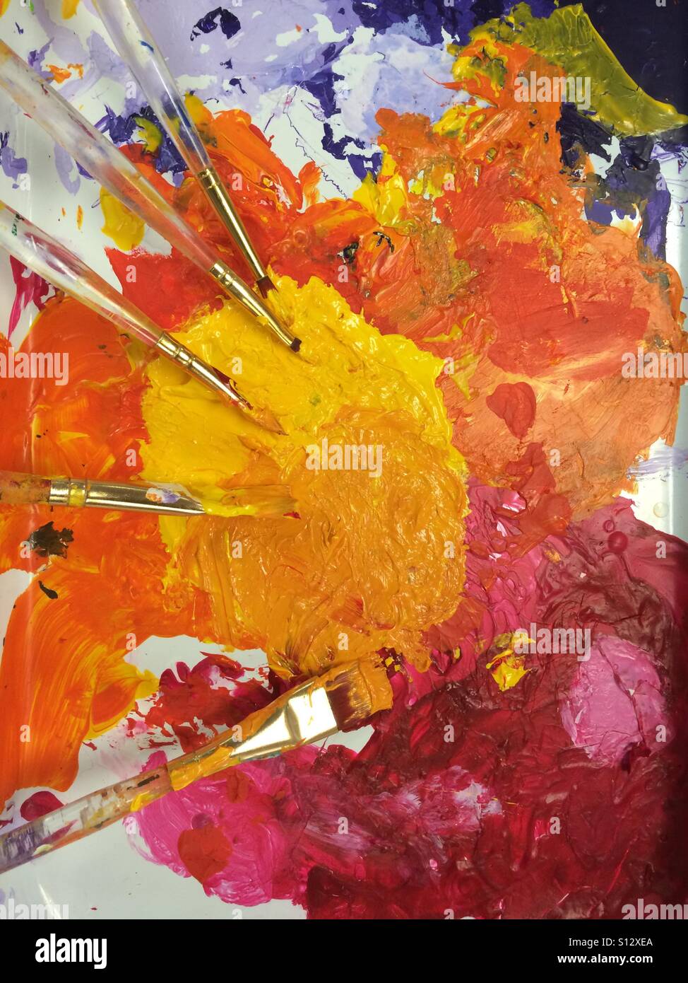 Artisti variopinti pittura ad olio la tavolozza e pennelli close up su  sfondo semplice Foto stock - Alamy