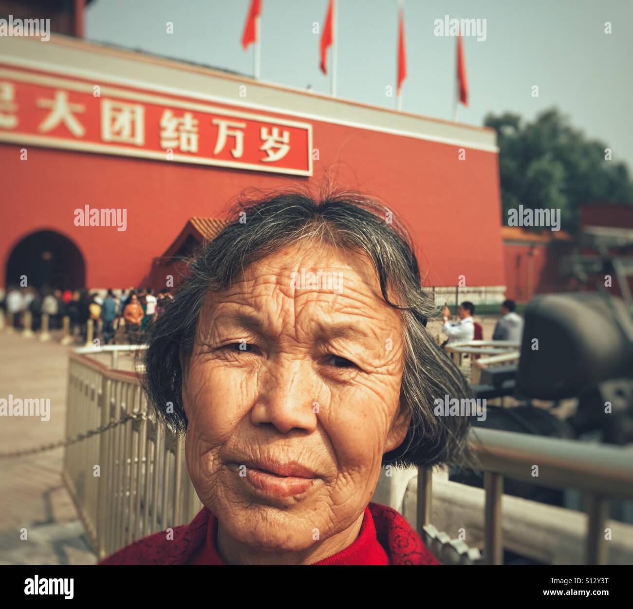 Anziani donna cinese di fronte a Piazza Tiananmen Pechino CINA Foto Stock
