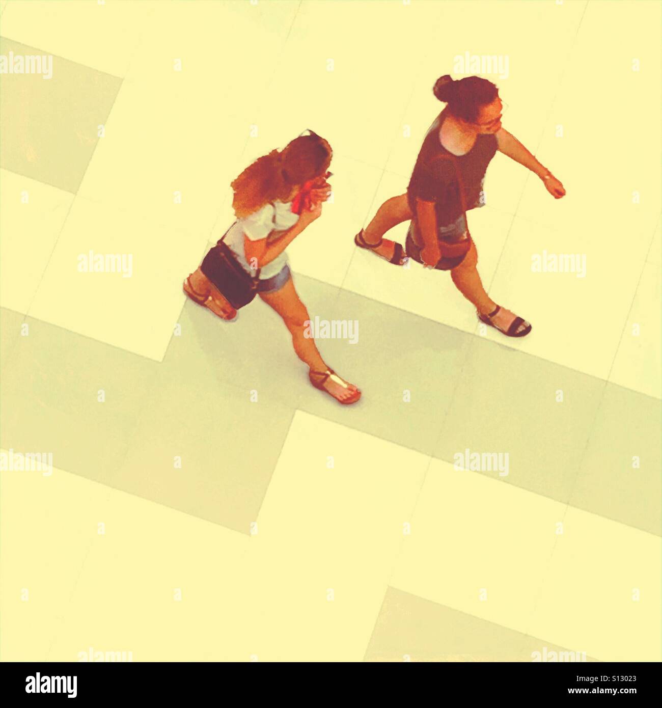 Amici camminare e parlare Foto Stock