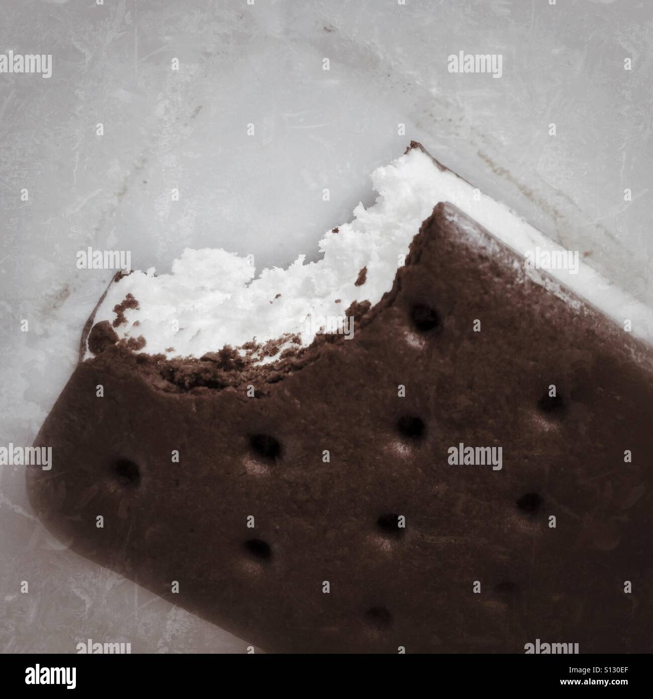La fine di un ice cream sandwich, manca un morso. Foto Stock