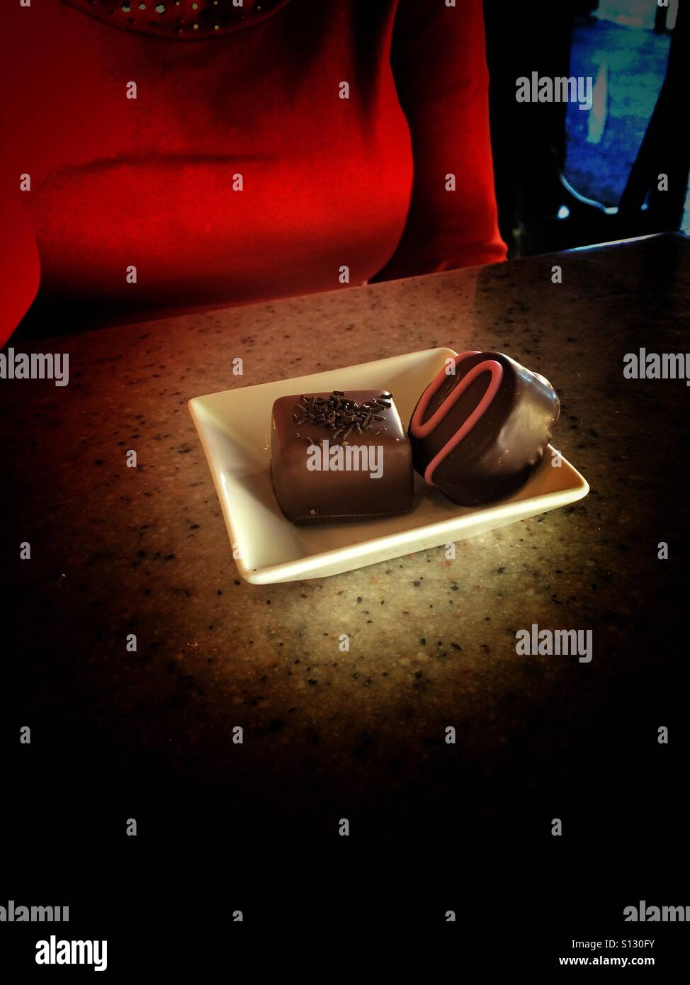 Donna con un deserto di cioccolato - Immagine stock catturata con smartphone