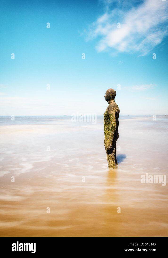 Un uomo di ferro per guardare fuori a Crosby beach Liverpool Foto stock -  Alamy