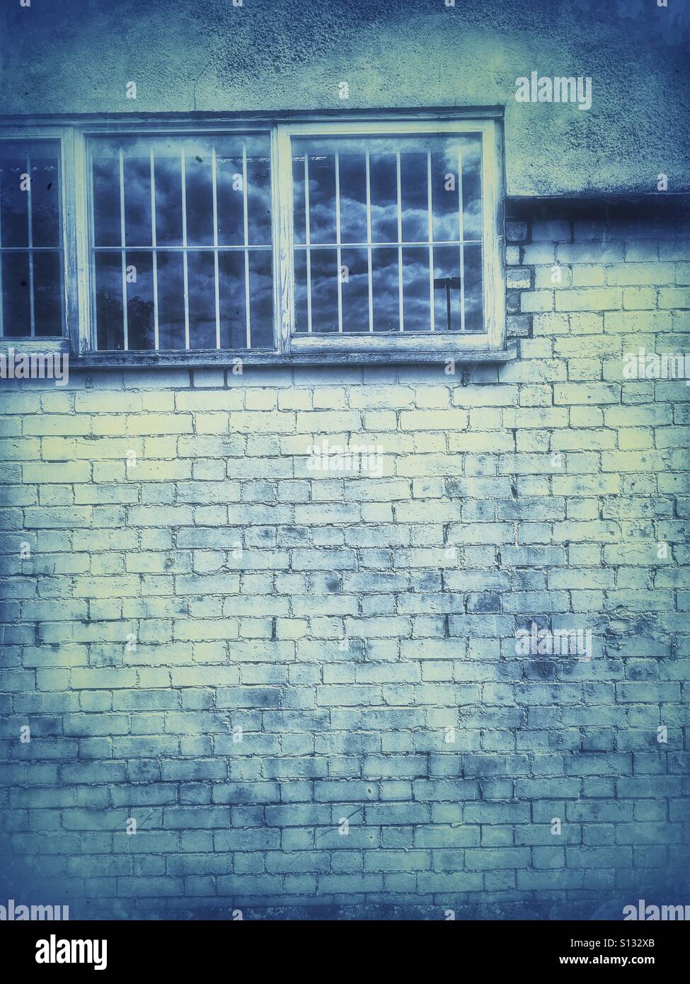 Finestra con barre, toni freddi filtro grunge Foto Stock