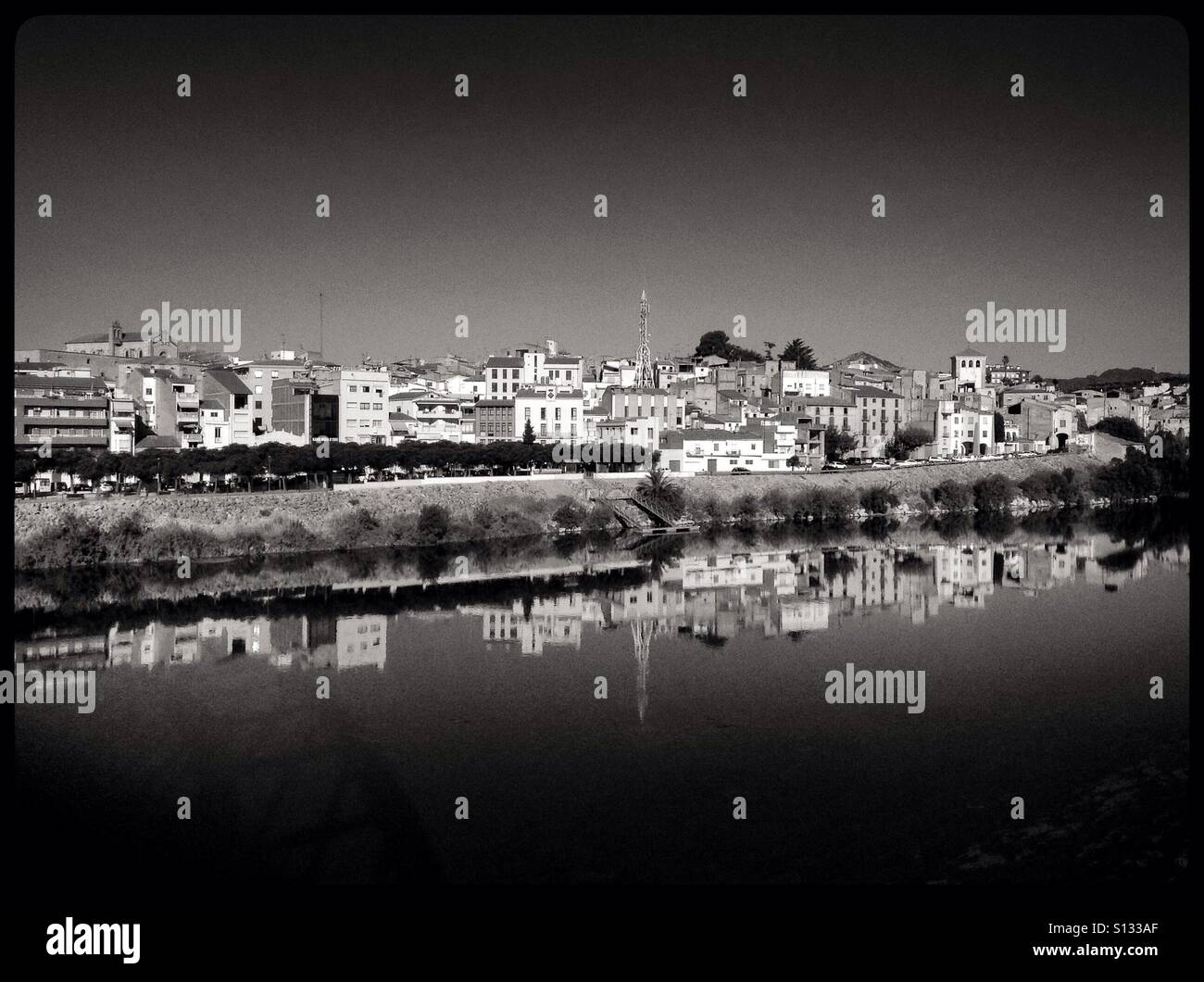 Il fiume Ebro come esso scorre su di Mora d'Ebre, Catalogna, Spagna. - Immagine stock catturata con smartphone