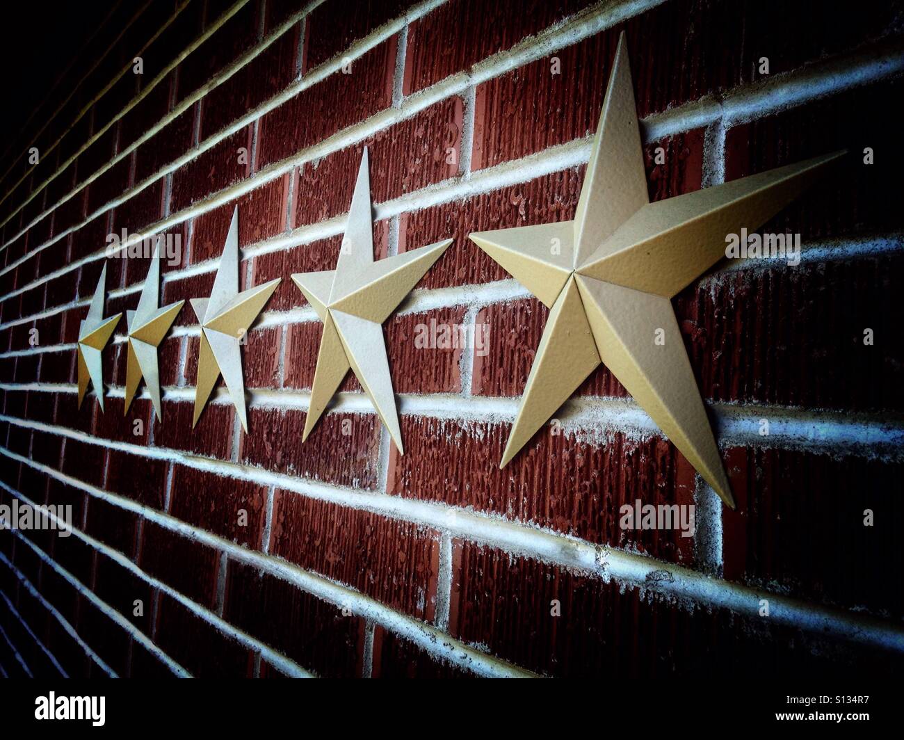 Cinque (5) stelle su un muro di mattoni rossi al Willapa Harbor Care Center, nella parte occidentale dello stato di Washington. - Immagine stock catturata con smartphone