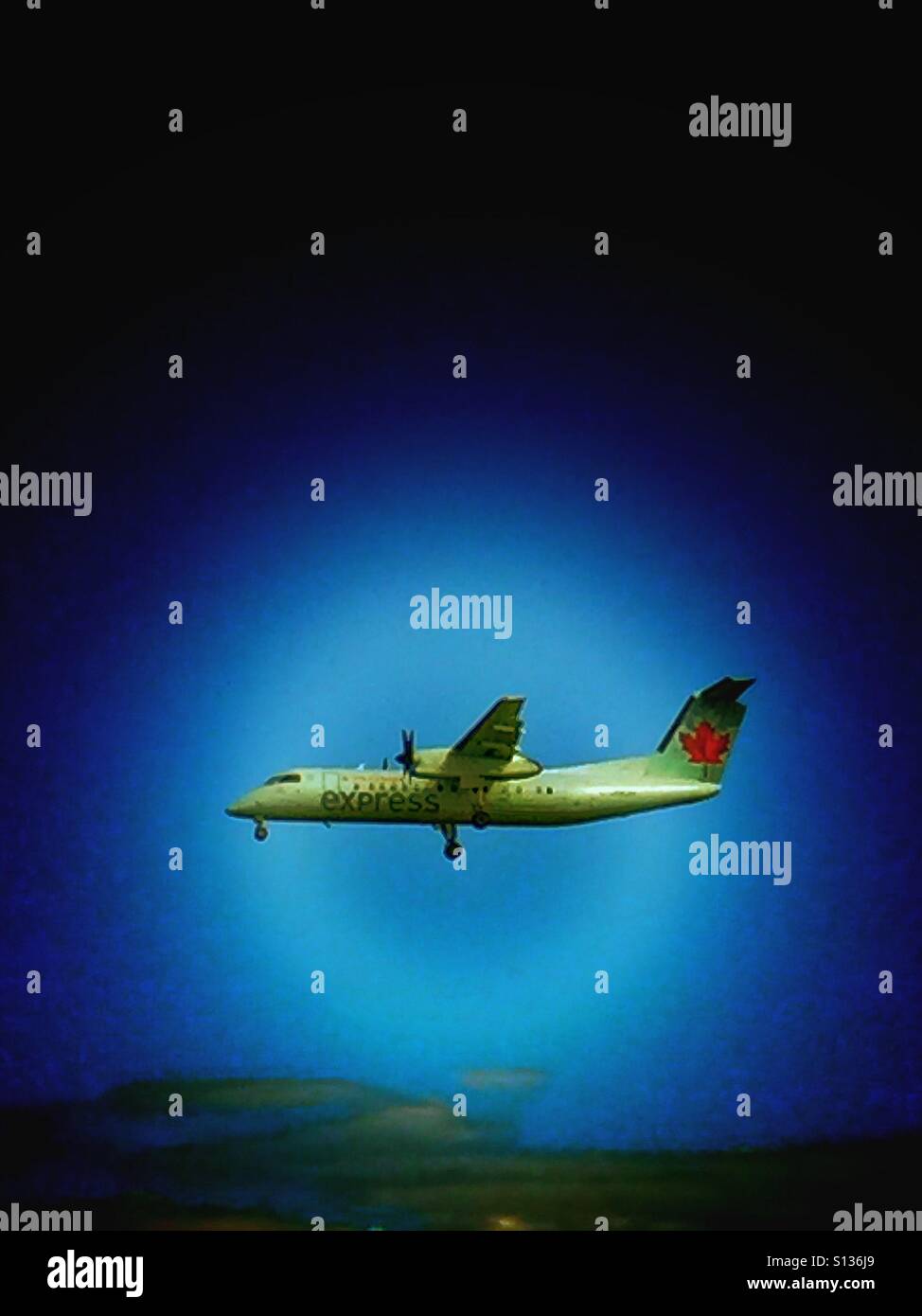 Atterraggio all'Aeroporto Internazionale di Calgary - Immagine stock catturata con smartphone