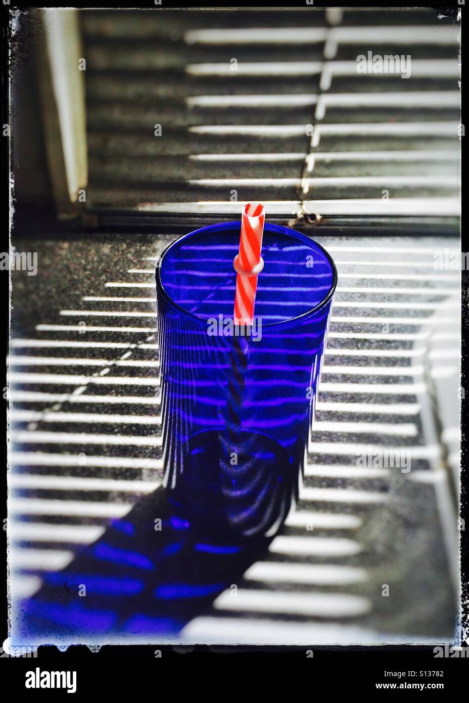 Vetro blu con striata paglia rosso - Immagine stock catturata con smartphone