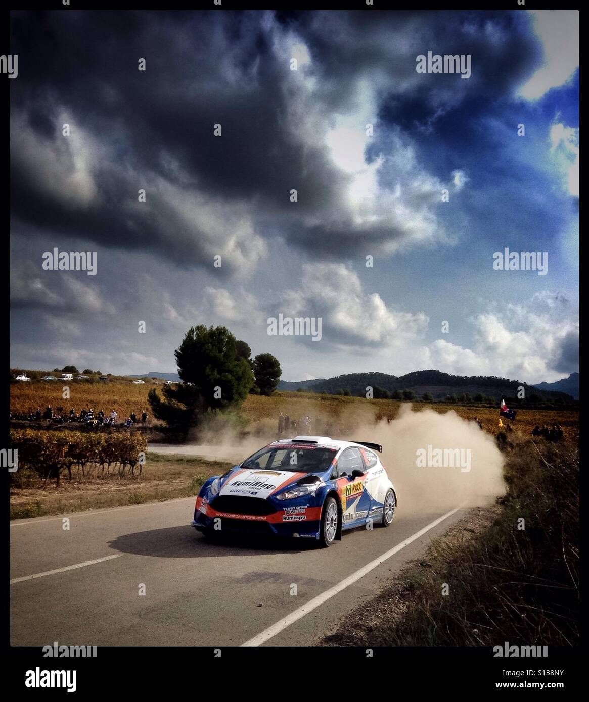 2015 WRC Rally-RACC Rally de España SS21 Guiamets 2 [Els Guiamets] Teemu Suninen/Mikko Markkula/Kevin Glynn - Ford Fiesta R5 rally car, Catalogna, Spagna. - Immagine stock catturata con smartphone