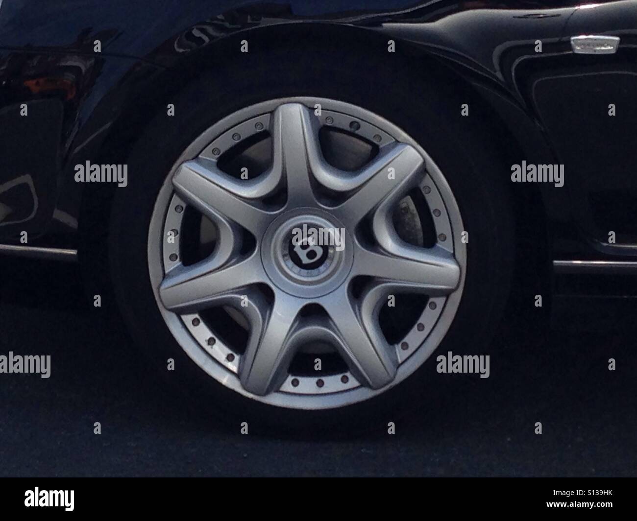 Bentley auto classica dei pneumatici opera d'arte - Immagine stock catturata con smartphone