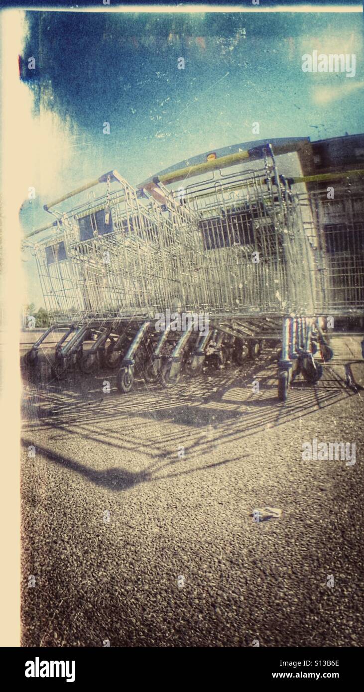 Carrelli di shopping nel parcheggio - Immagine stock catturata con smartphone