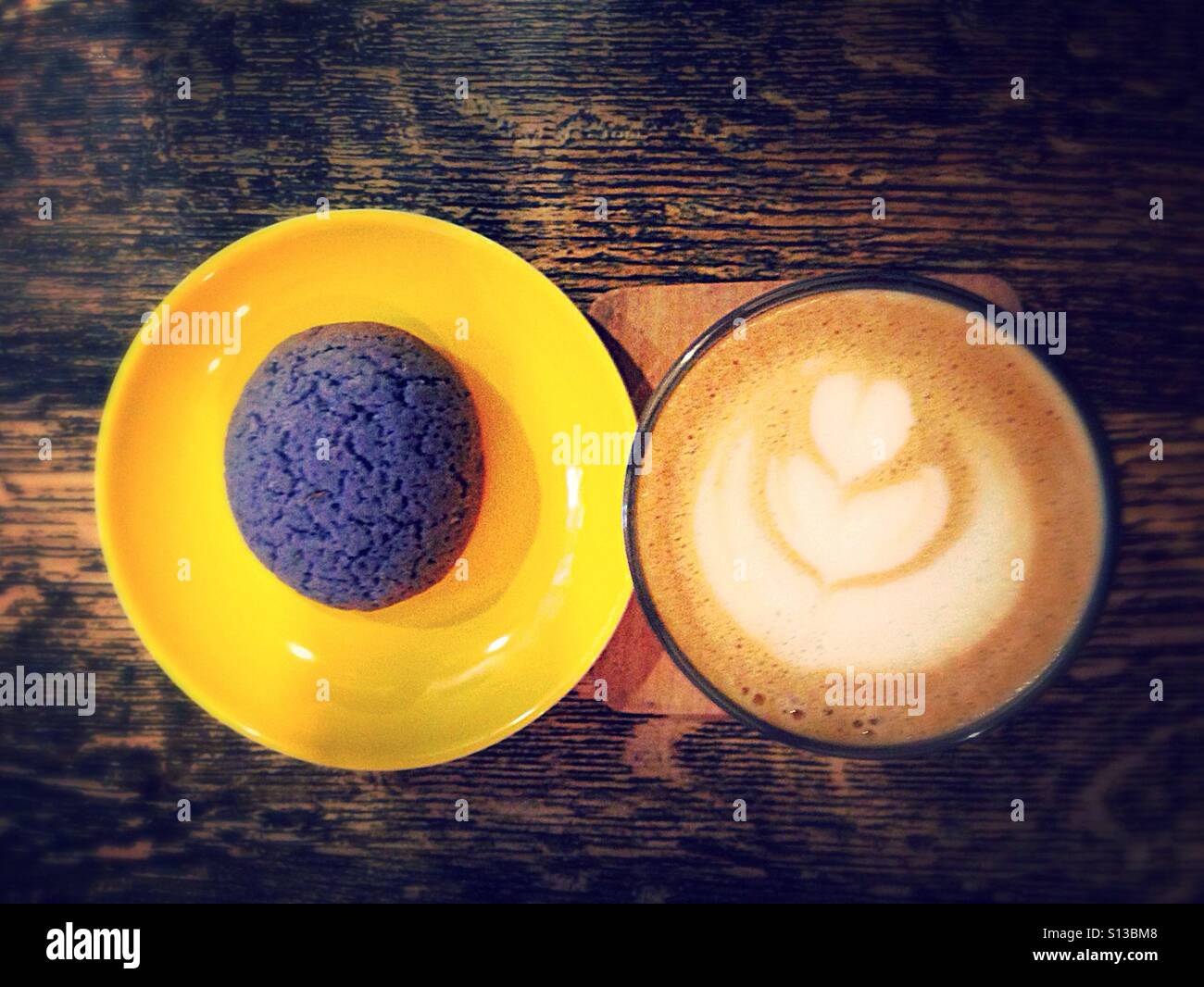 Cappuccino con biscotti alla lavanda - Immagine stock catturata con smartphone