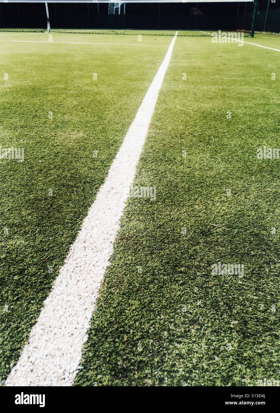 Campo da tennis dettaglio con artificiali erba verde e linee bianche Foto Stock