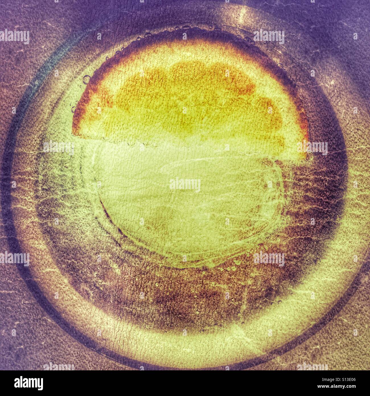 Abstract. Bicchiere di acqua con essere e una fettina di limone - Immagine stock catturata con smartphone