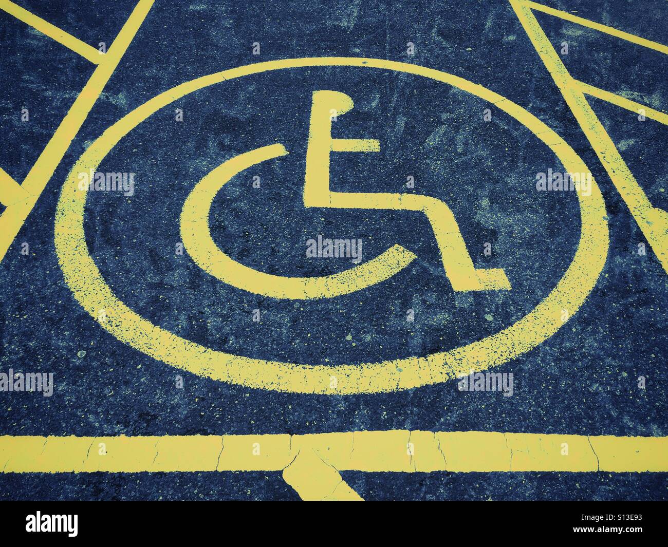 Una persona disabile di parcheggio del veicolo spaziale. Le linee di colore giallo e il simbolo di una persona che utilizza una sedia a rotelle che identificano questa zona come un veicolo spazio parcheggio riservato per le persone con problemi di mobilità. © C. HOSKINS Foto Stock