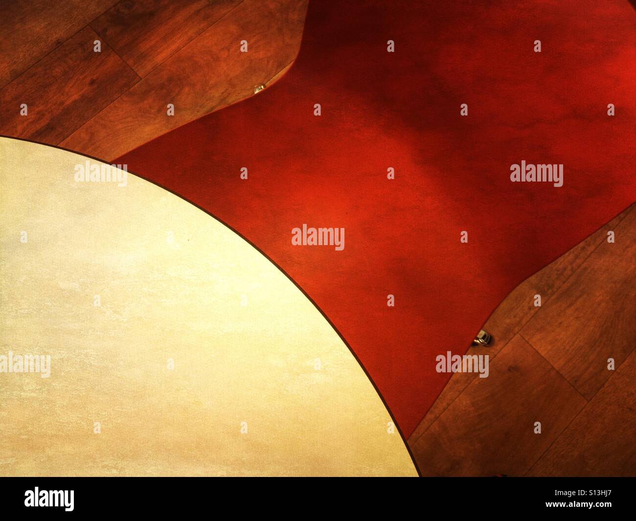 Vista dall'alto in basso di un tavolo bianco e una sedia rossa Foto Stock