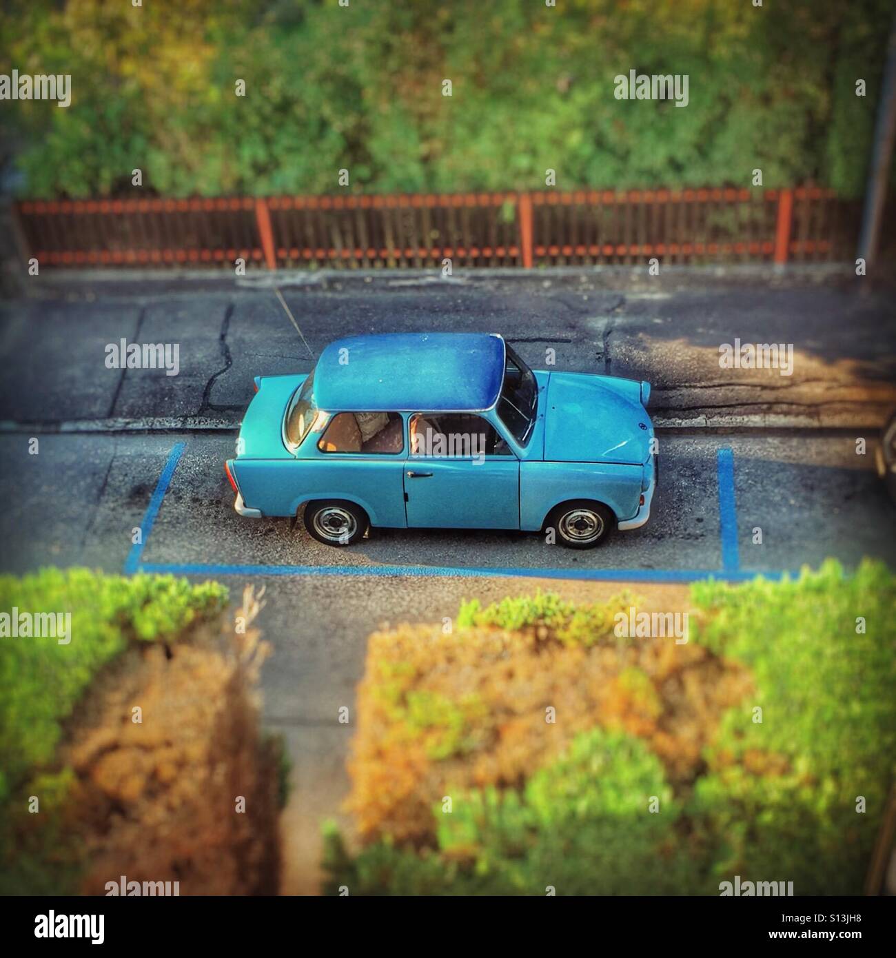 Vintage tedesco orientale Trabant vettura, visto dal di sopra - Immagine stock catturata con smartphone