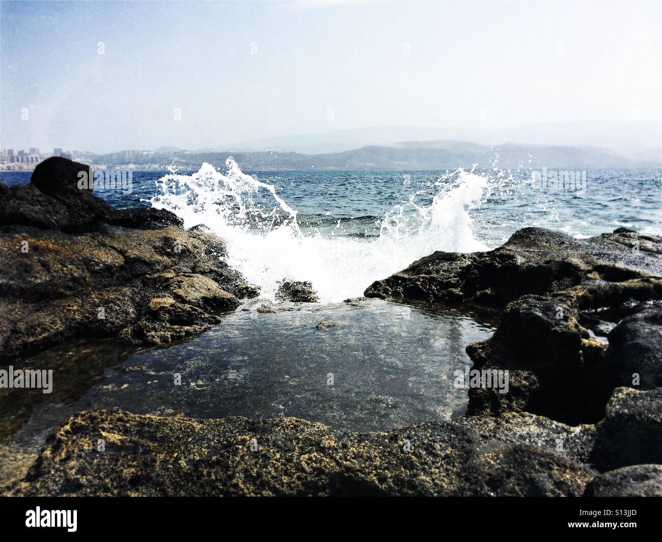 Ondata di schiantarsi contro le rocce. El Confital Beach, Las Palmas de Gran Canaria. Isole Canarie Foto Stock