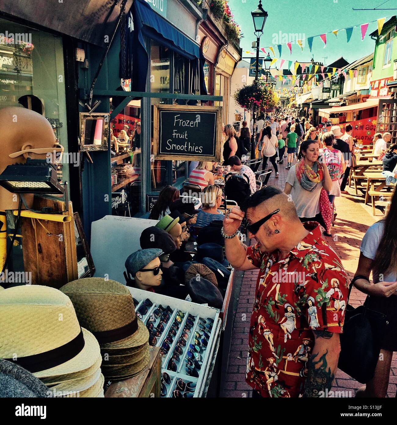 Shopping nel quartiere alla moda di North Laine area di Brighton Sussex England Regno Unito Foto Stock