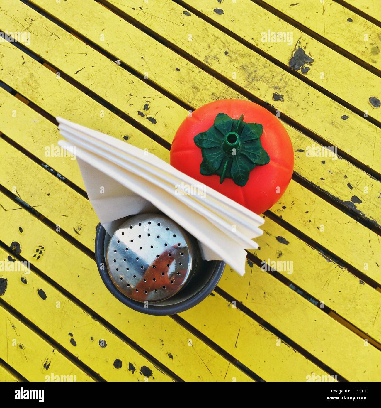Pepe e salsa di pomodoro condimenti su una tabella di colore giallo al top con tovaglioli Foto Stock