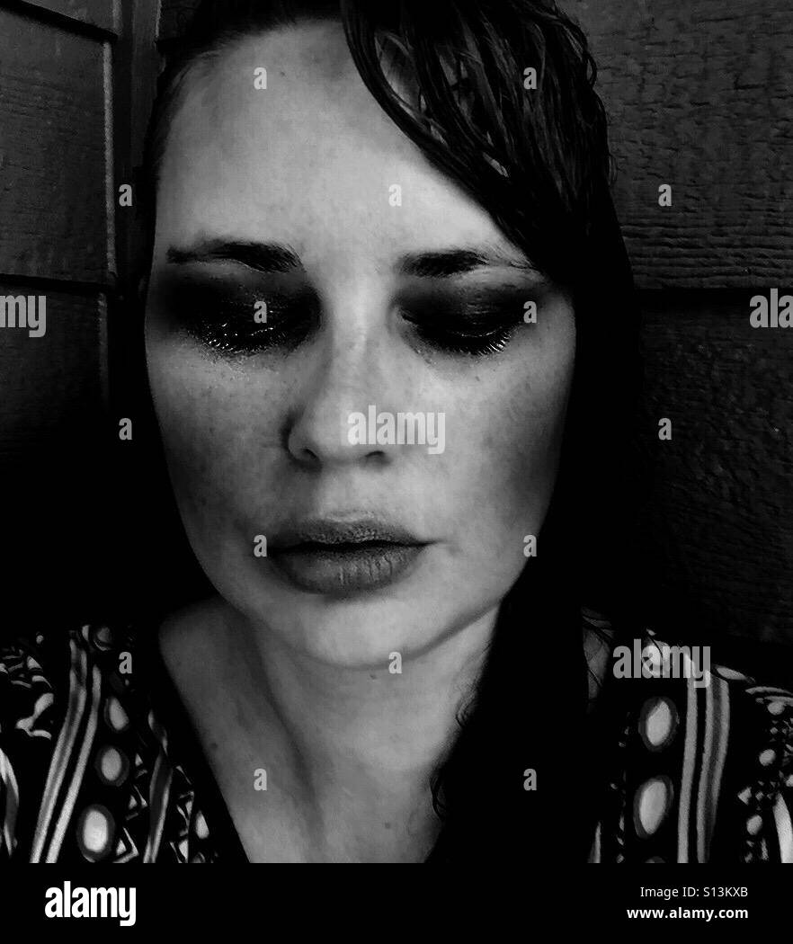 Ritratto in bianco e nero di triste giovane donna nel pensiero profondo Foto Stock