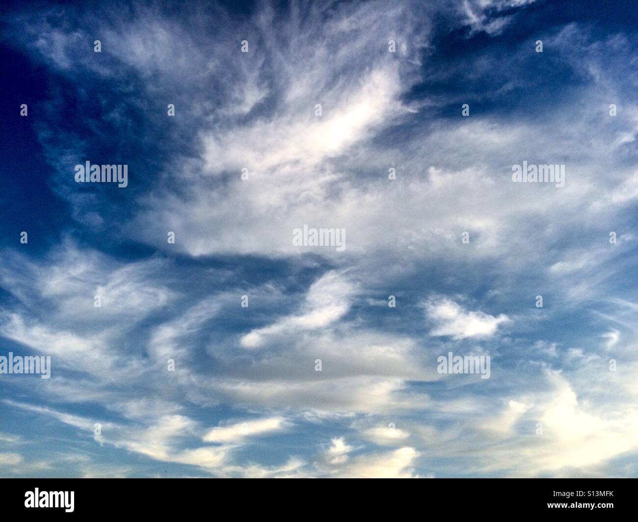 Le nubi di estate in un luminoso cielo blu. Foto Stock