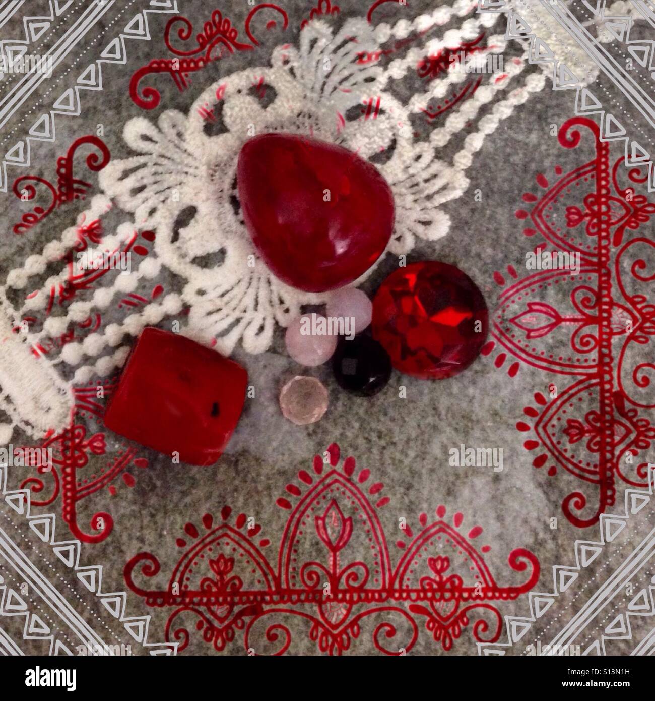 Rosso, nero, grigio, rosa e bianco, perline e pizzi,colore pallet, iPhone modifica foto con stile indiano graphic e testurizzato, stratificati per effetto Foto Stock
