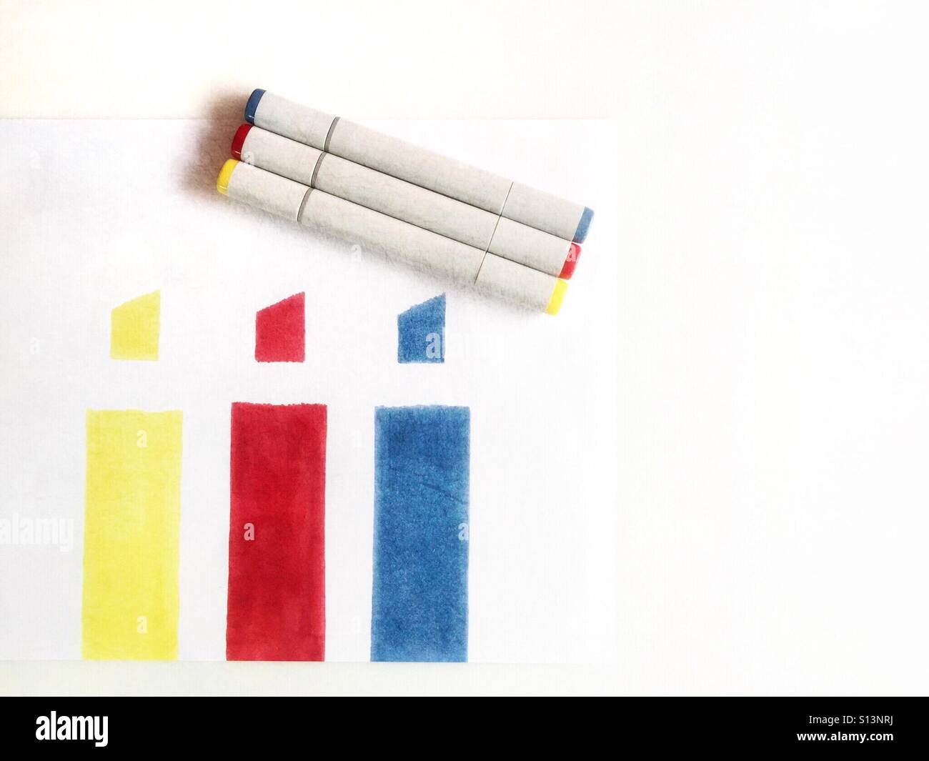 Tre pennarelli in colori primari giacciono accanto a schizzi di marcatori negli stessi colori. Foto Stock