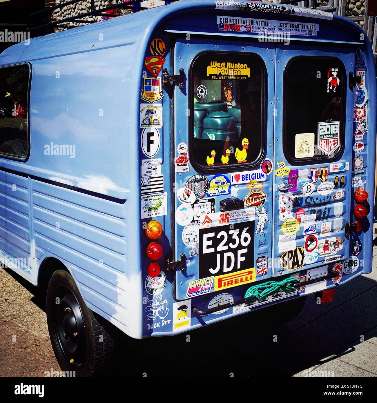 Un classico Citroen van. Le porte posteriori coperti con adesivi. - Immagine stock catturata con smartphone