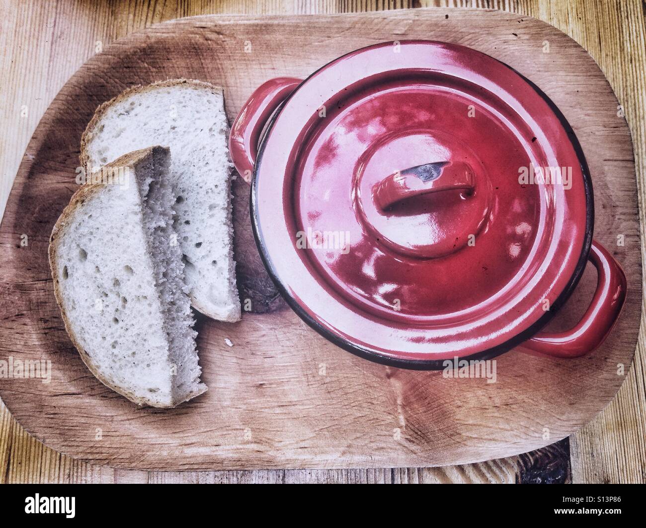 Fette di pane e pan su un tagliere - Immagine stock catturata con smartphone