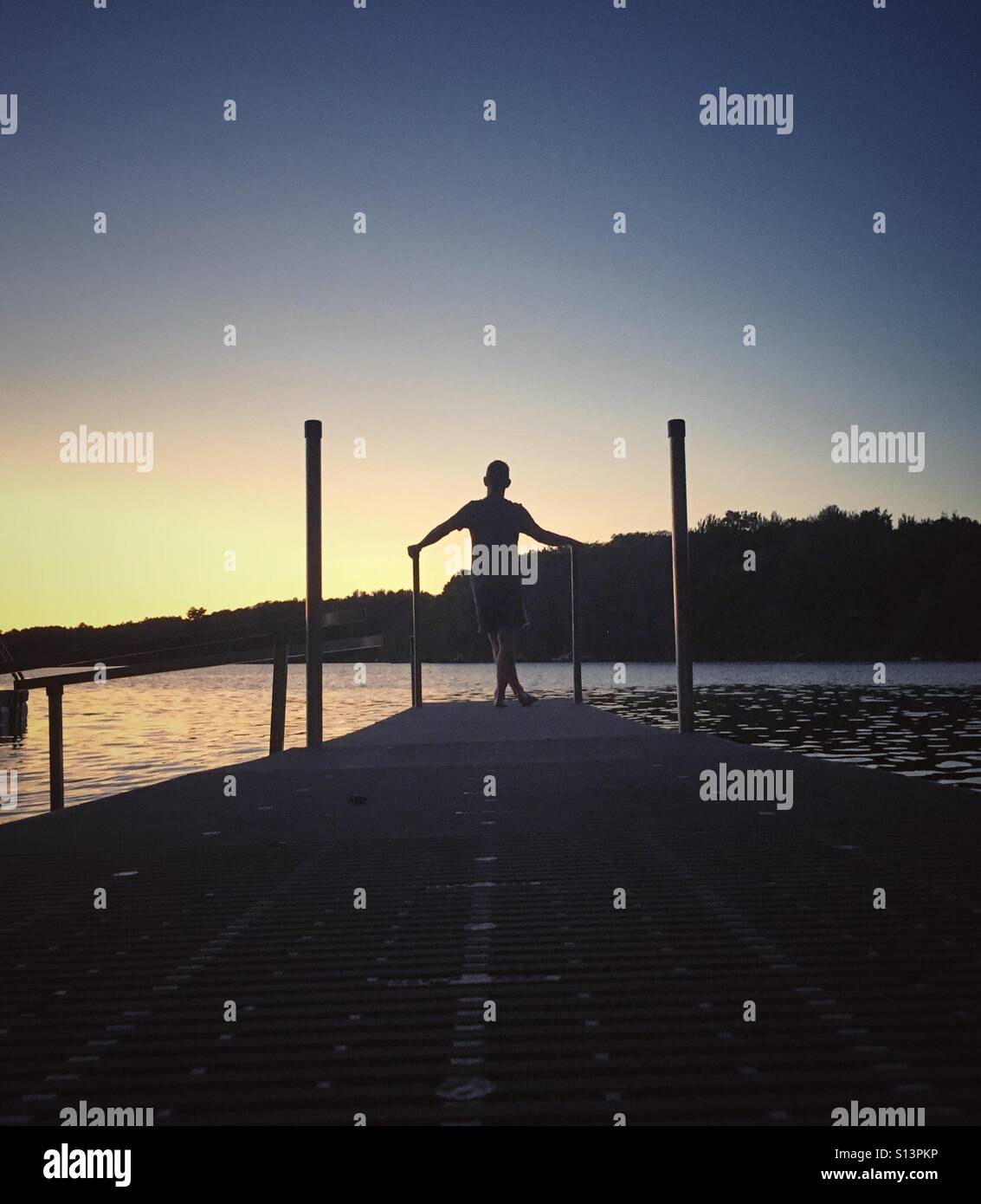 Silhouette di uomo dal lago al tramonto, Wisconsin, STATI UNITI D'AMERICA Foto Stock