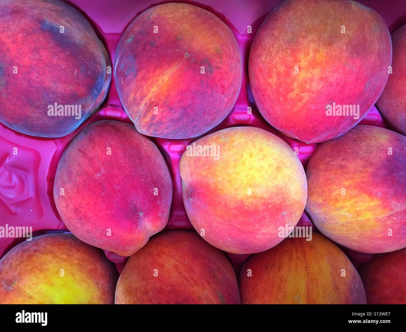 Scatola di pesche - Immagine stock catturata con smartphone