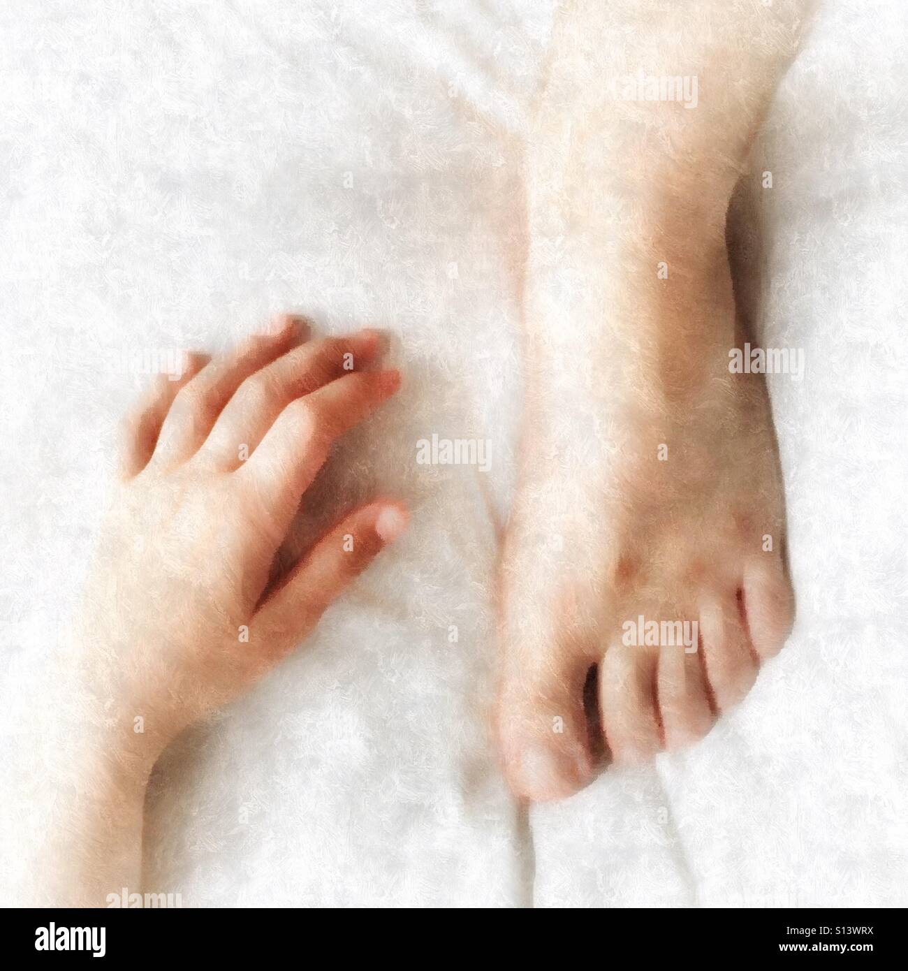 Bambino mano e piede maschile, in stile rinascimentale. Foto Stock
