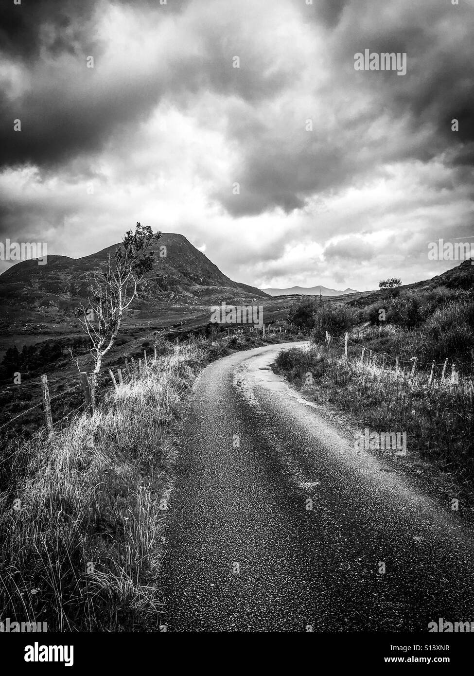 Ammaccati cieli di Contea di Kerry in Irlanda. Monocromatico. Foto Stock