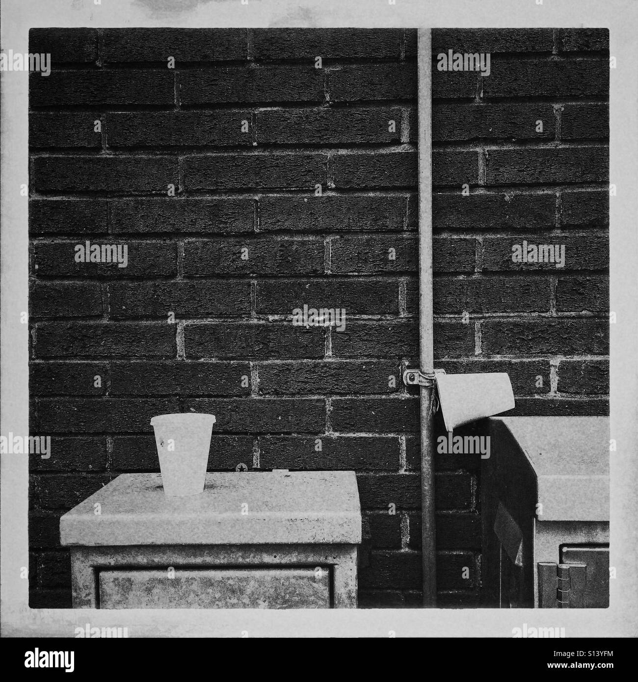 Ups in plastica lasciato fuori sulla strada - Immagine stock catturata con smartphone