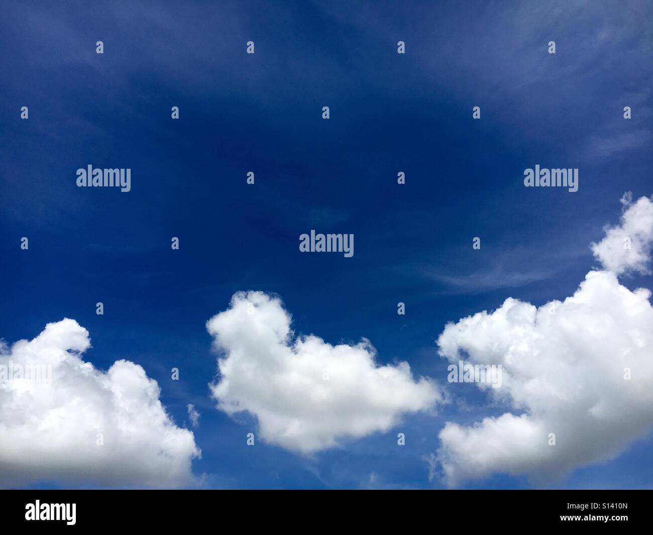 Nuvole e cielo blu - Immagine stock catturata con smartphone