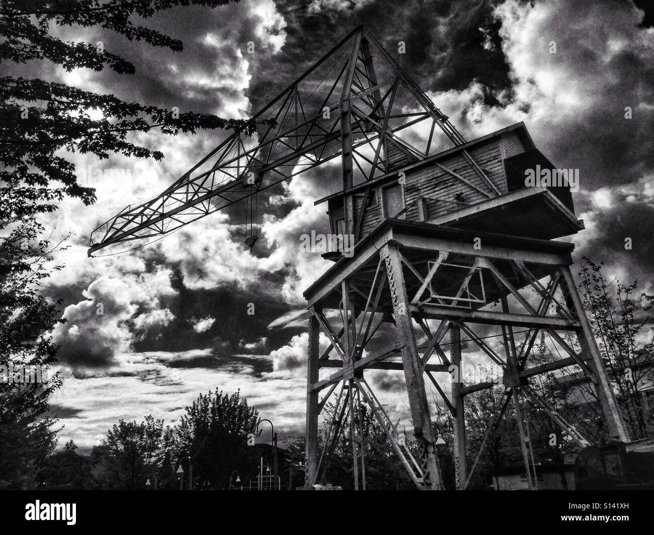 Vecchia gru industriali su Granville Island, Vancouver, British Columbia, Canada. Versione monocromatica. - Immagine stock catturata con smartphone