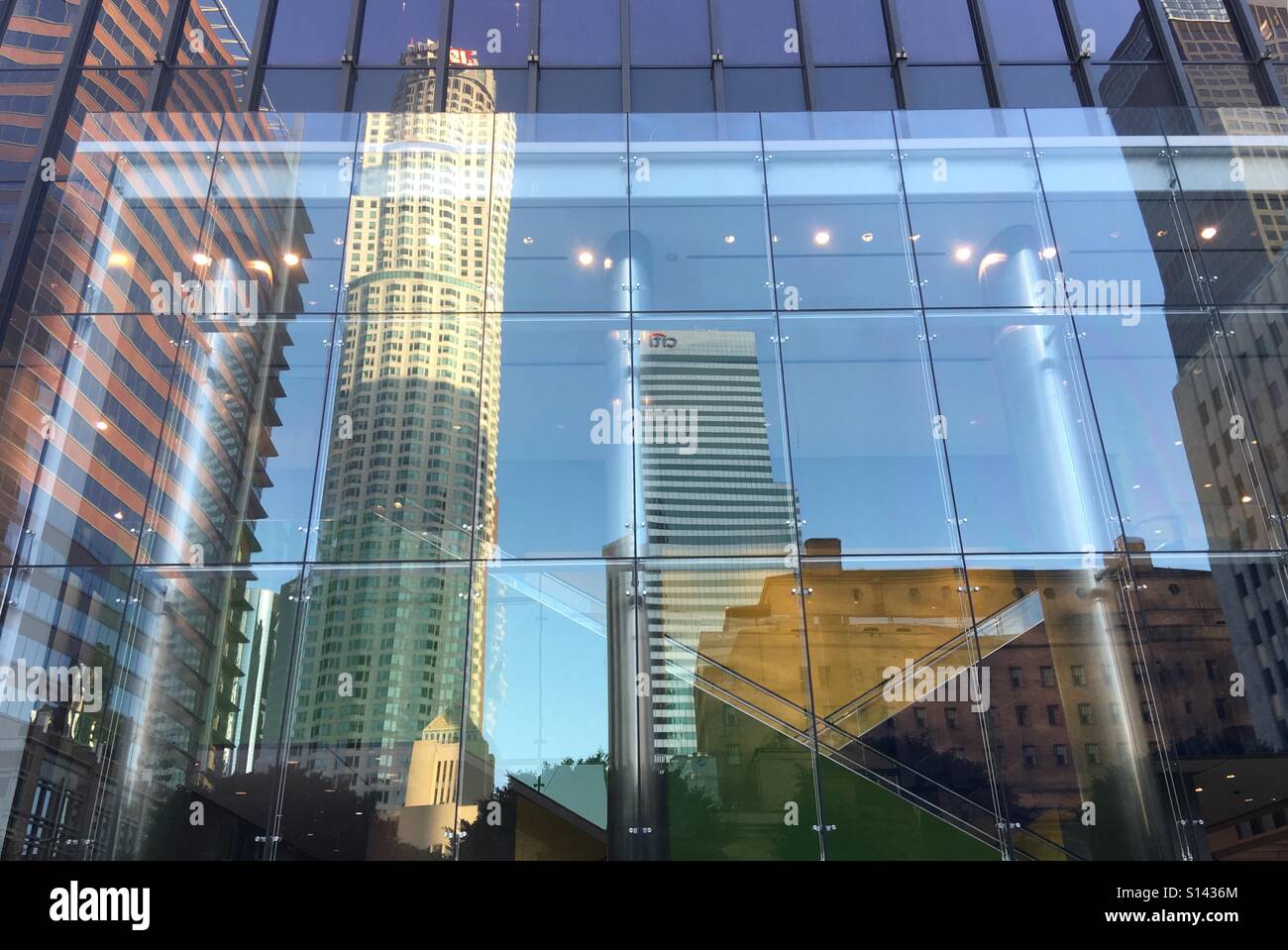 Il centro cittadino di Los Angeles skyline si riflette nel grattacielo - Immagine stock catturata con smartphone