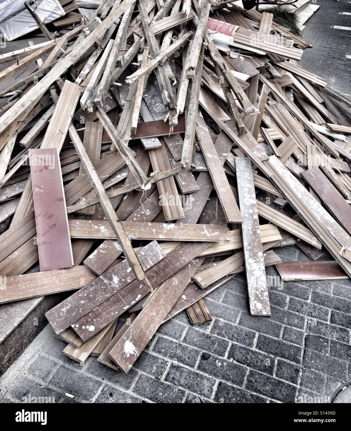 Enorme pila di rotture di tavole di legno e i blocchi di legno in negozio sito in costruzione disteso sul marciapiede Foto Stock