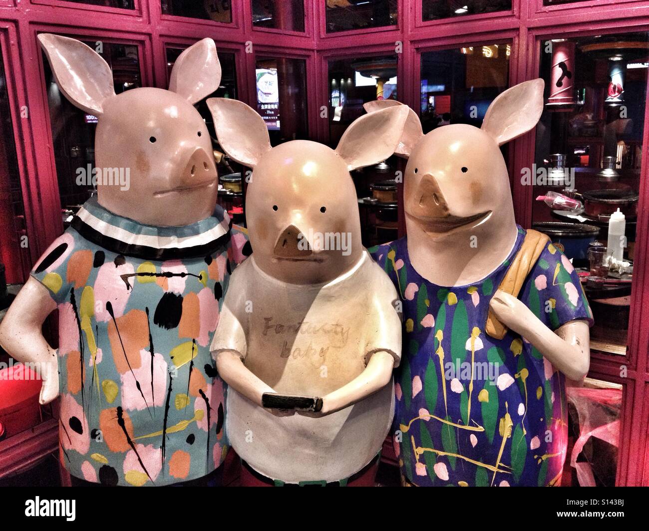 Famiglia di Three Little Pigs Display scultura al di fuori della carne di maiale alla griglia mangiare Place Restaurant Foto Stock