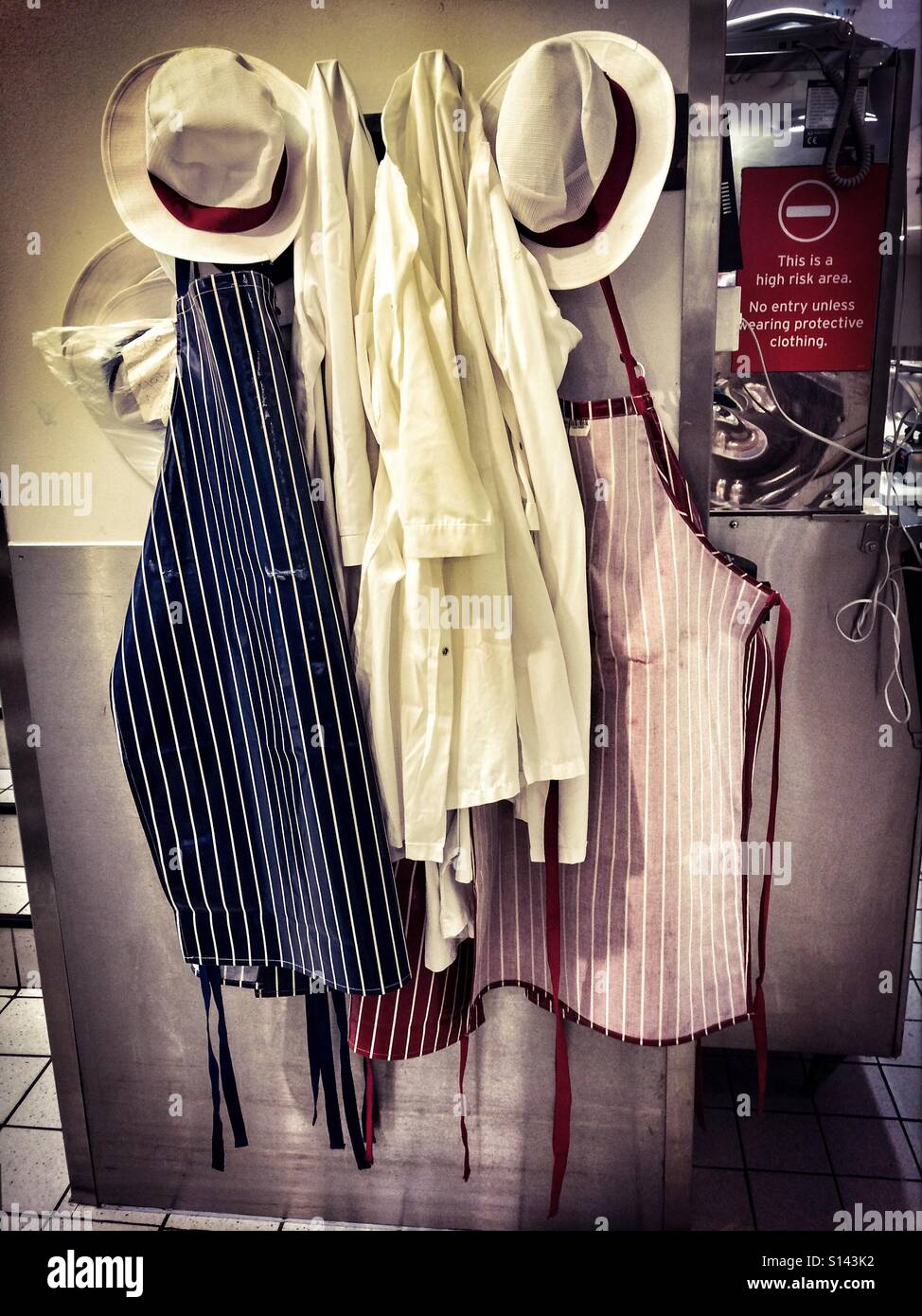 Macelleria grembiuli appeso su un piolo in Sainsbury's supermercato - Immagine stock catturata con smartphone