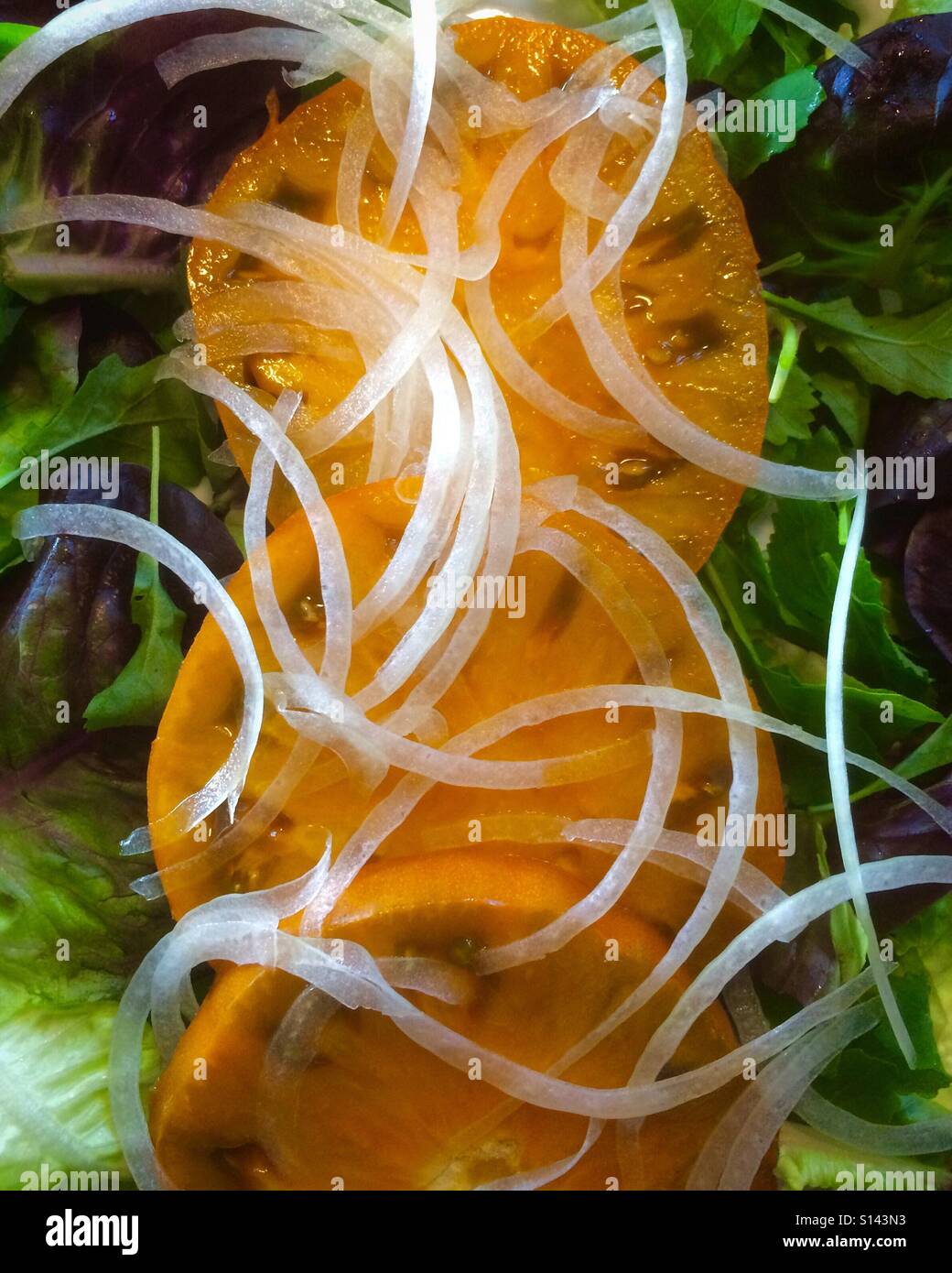 Cimelio di insalata di pomodoro con cipolle dolci - Immagine stock catturata con smartphone