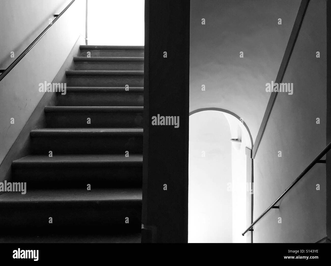 Salendo le scale in bianco e nero - Immagine stock catturata con smartphone