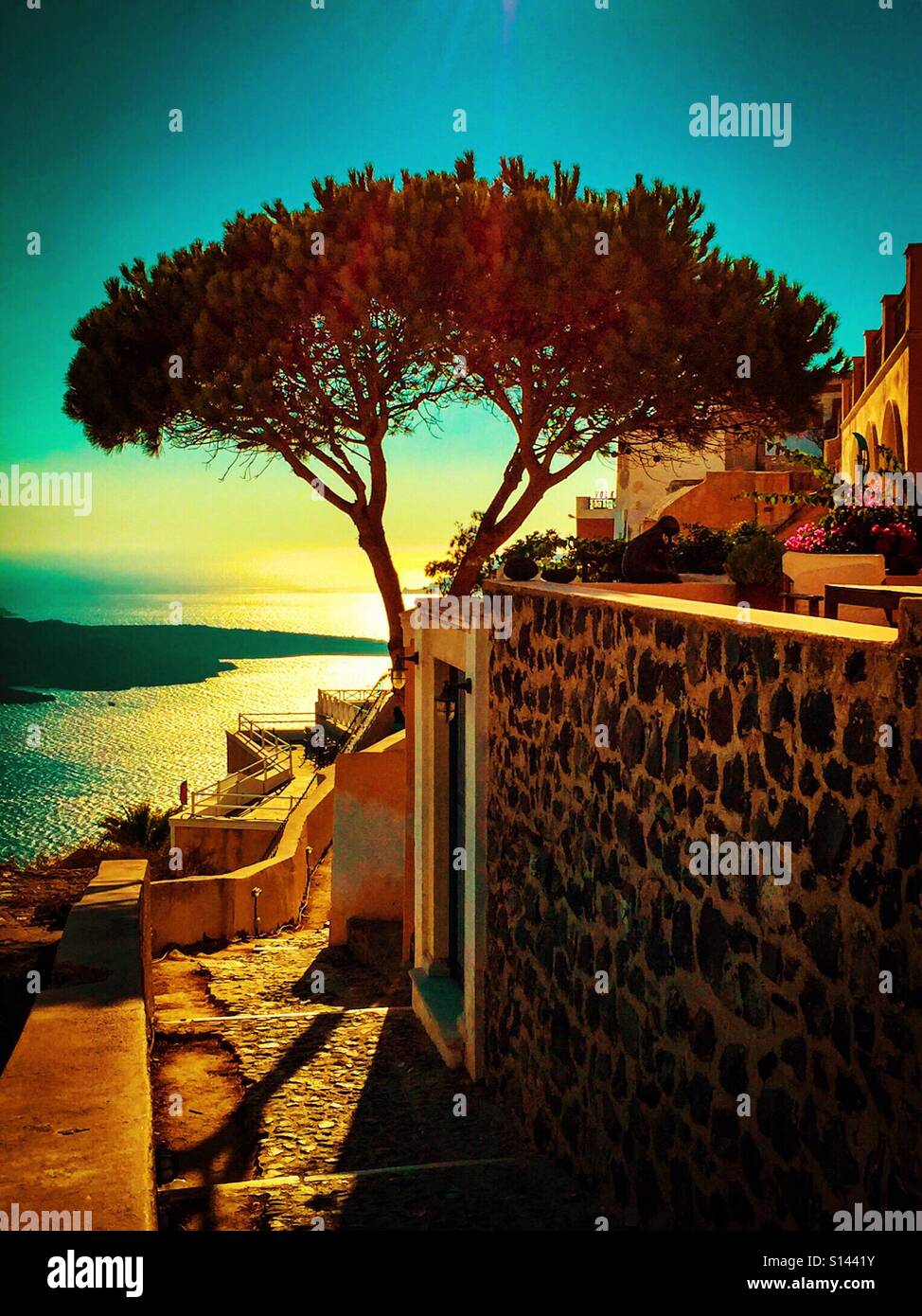 Per guardare fuori al tramonto da Santorini, una delle isole greche. - Immagine stock catturata con smartphone