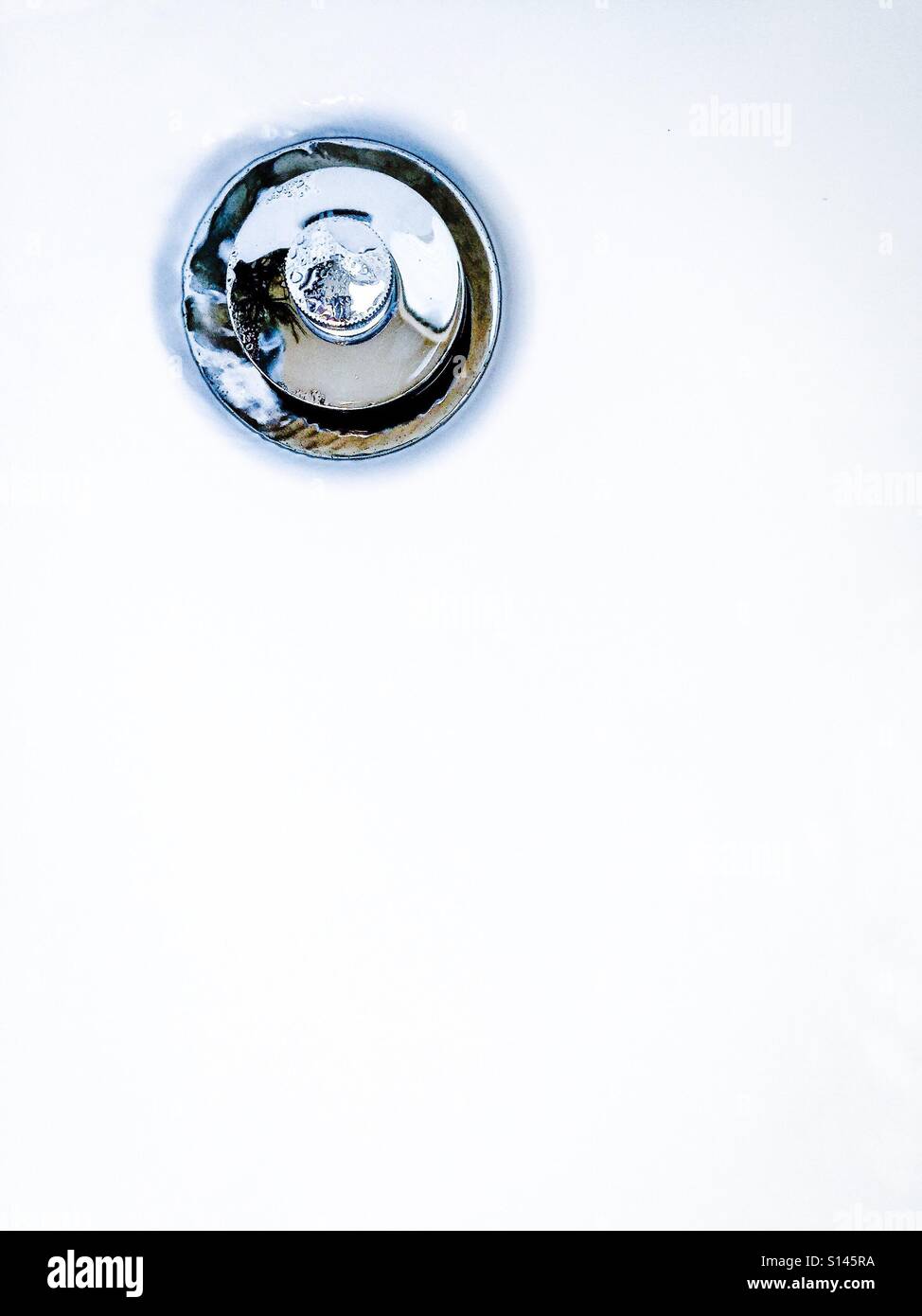 L'ultimo dell'acqua va giù il drain. - Immagine stock catturata con smartphone