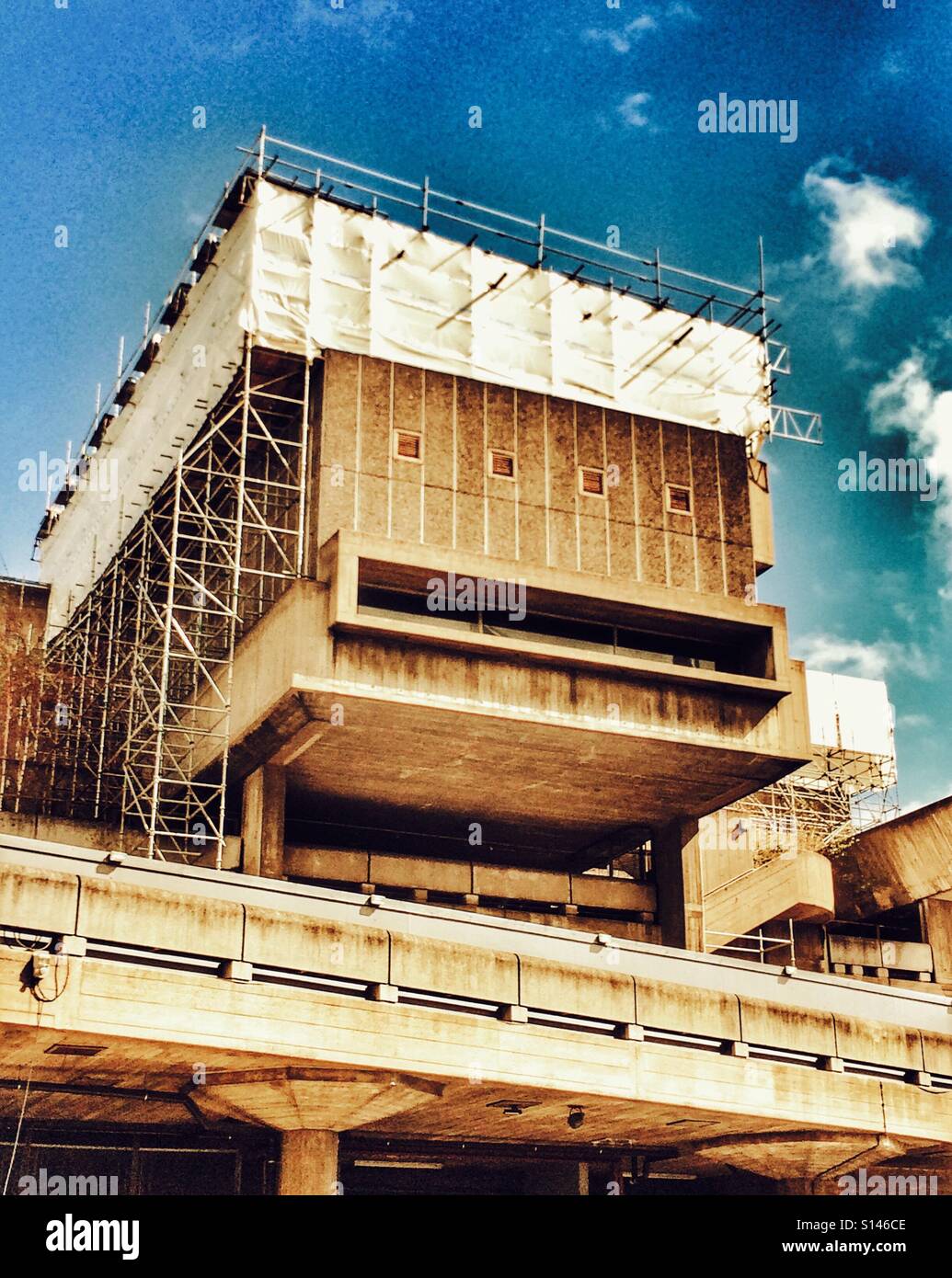 La grande bocca ottiene un nuovo hat - la Hayward Gallery nella Southbank London REGNO UNITO - Immagine stock catturata con smartphone
