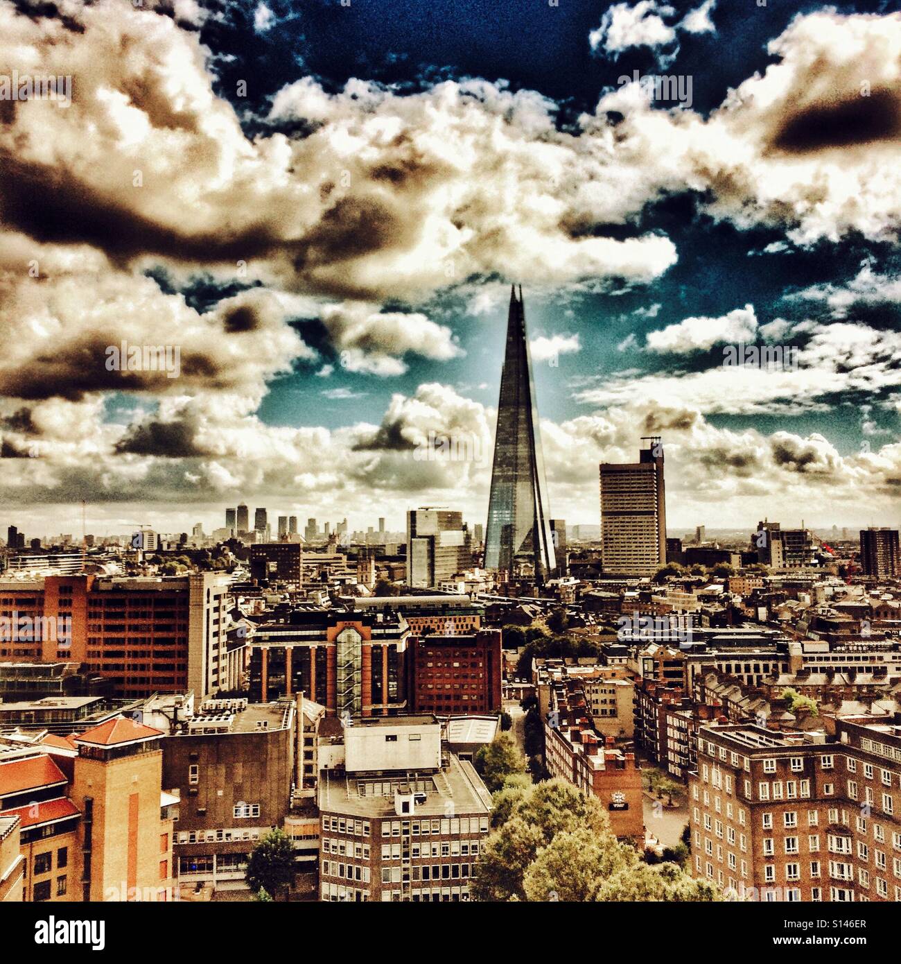 Il coccio e la skyline di Londra cercando dalla Tate Modern estensione piano di visualizzazione sulla Southbank London REGNO UNITO Foto Stock