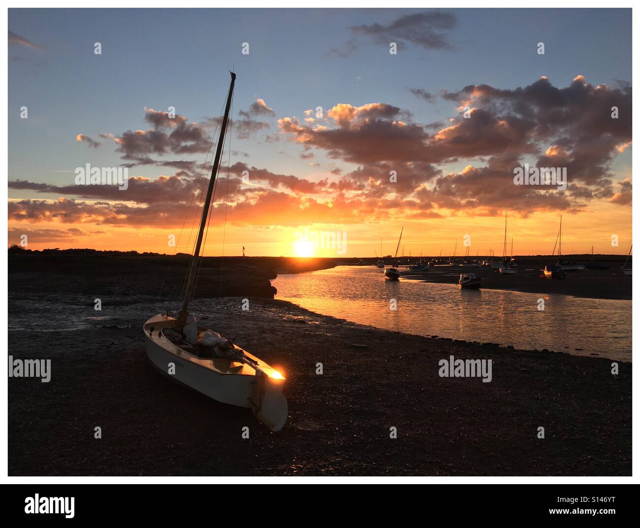 Tramonto dal porto Brancaster, Norfolk - Immagine stock catturata con smartphone