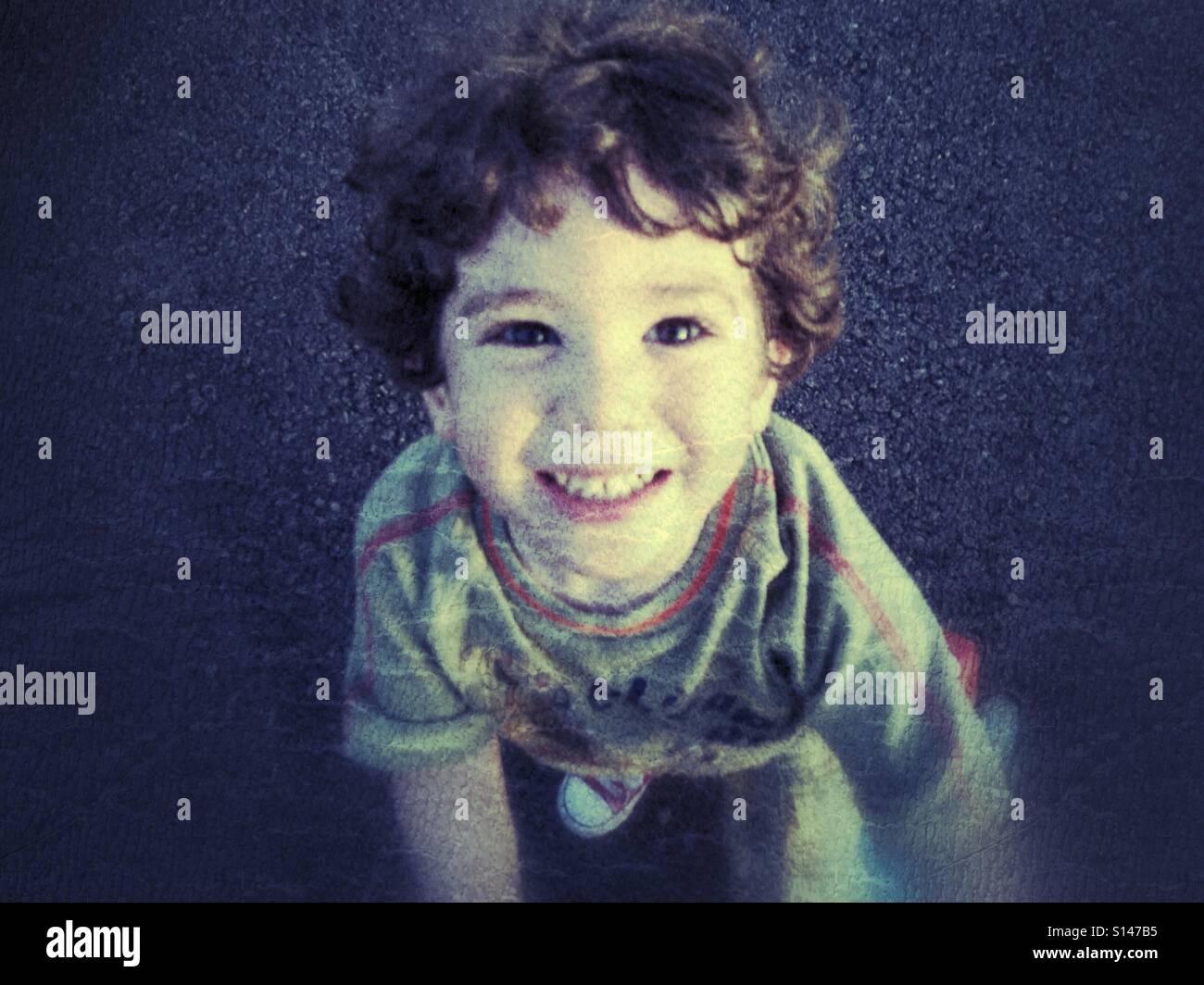 Sorridenti bambino guardando in alto - Immagine stock catturata con smartphone